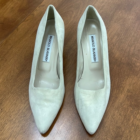 Manolo Blahnik Cream kitten Hill pointed toe pumps suede